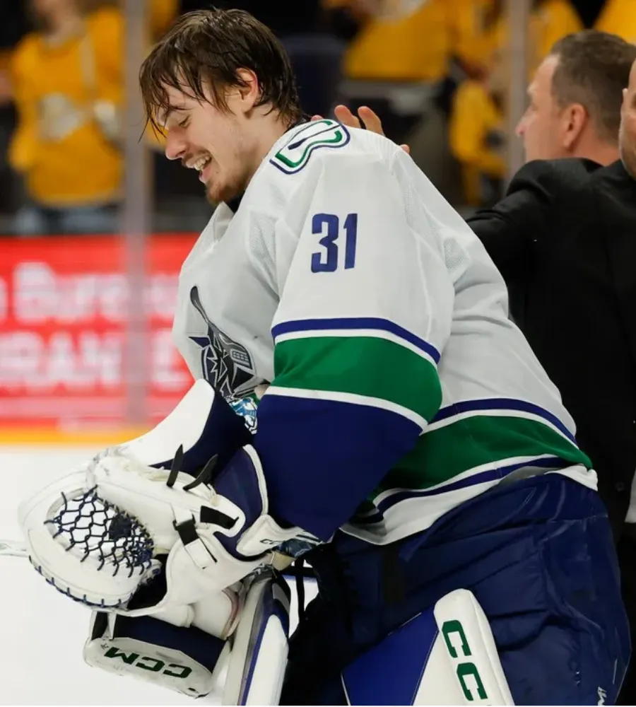 Penguins acquire goaltender Arturs Silovs in trade with Canucks