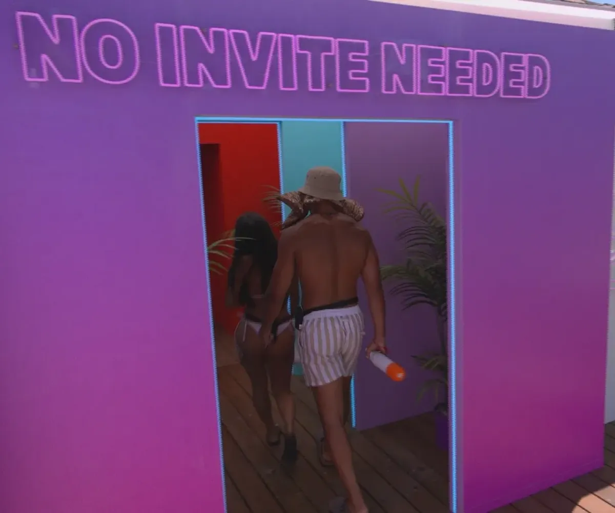 Love Island rocked as secret late-night Hideaway rendezvous leaves the villa reeling — two Islanders sneak off for cosy time behind their partners’ backs in a move that sparks whispers, warnings, and brutal confrontations - suong