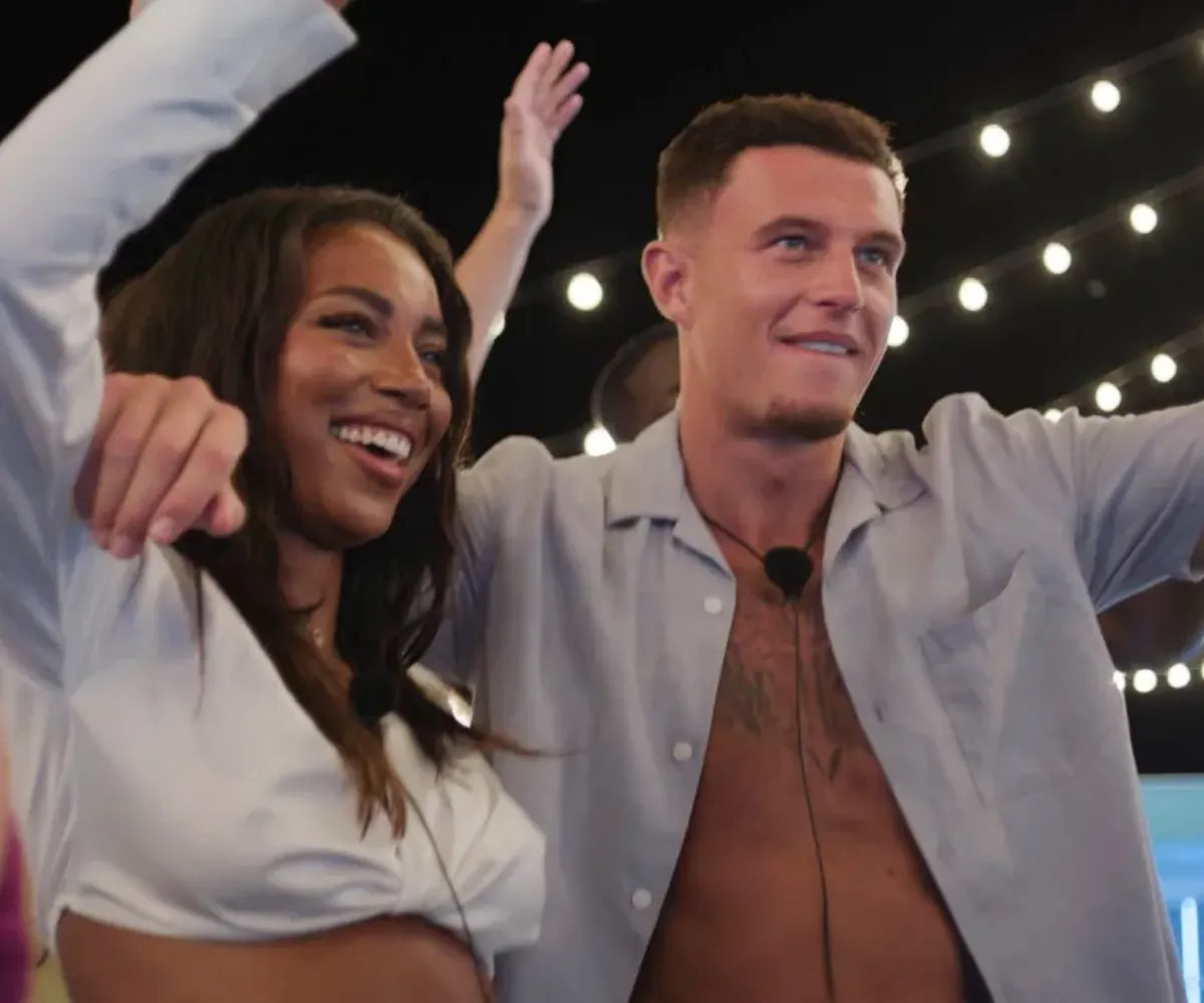 “We’ve been sitting on a bad boy piece of information” – Love Island’s Uma Jammeh stuns fans as she announces engagement to Wil Anderson just a year after meeting in the villa and moving in together following shock exit - suong