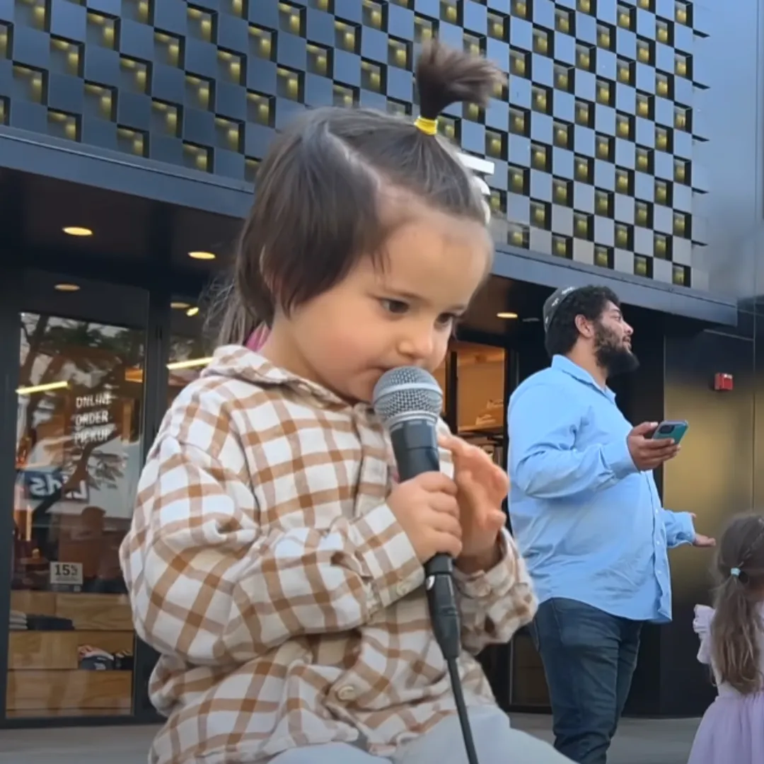 3 Year Old Asks 16-Year-Old Street Pianist if She Knows "Amazing Grace" and He Steals The Show 3 Year Old Asks 16-Year-Old Street Pianist if She Knows "Amazing Grace" and He Steals The Show