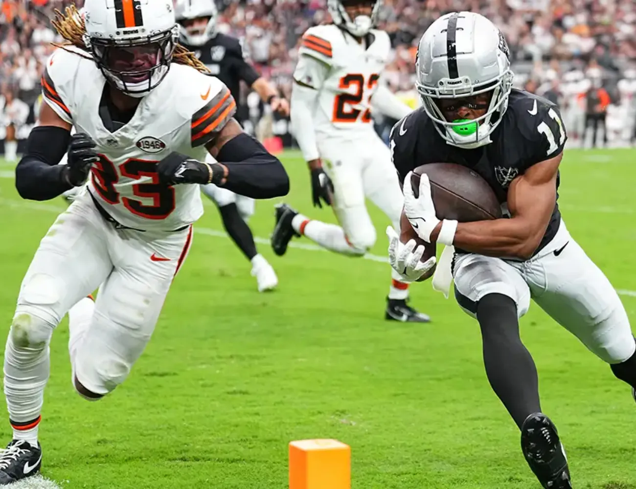 Trade pitch has Raiders giving up Tre Tucker and a Day 2 pick for 49ers breakout star Jauan Jennings — as Vegas weighs risking young talent for a rival WR with one big season under his belt - suong