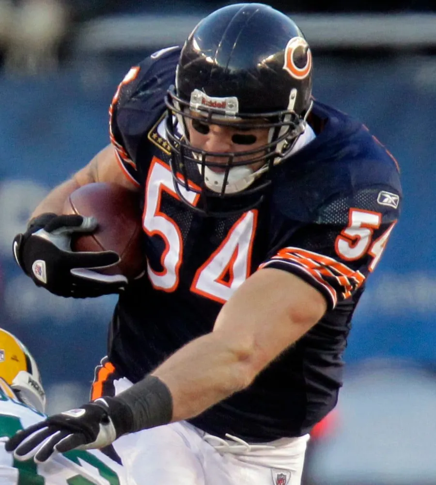 Brian Urlacher breaks Bears fans hearts with Aaron Rodgers comments