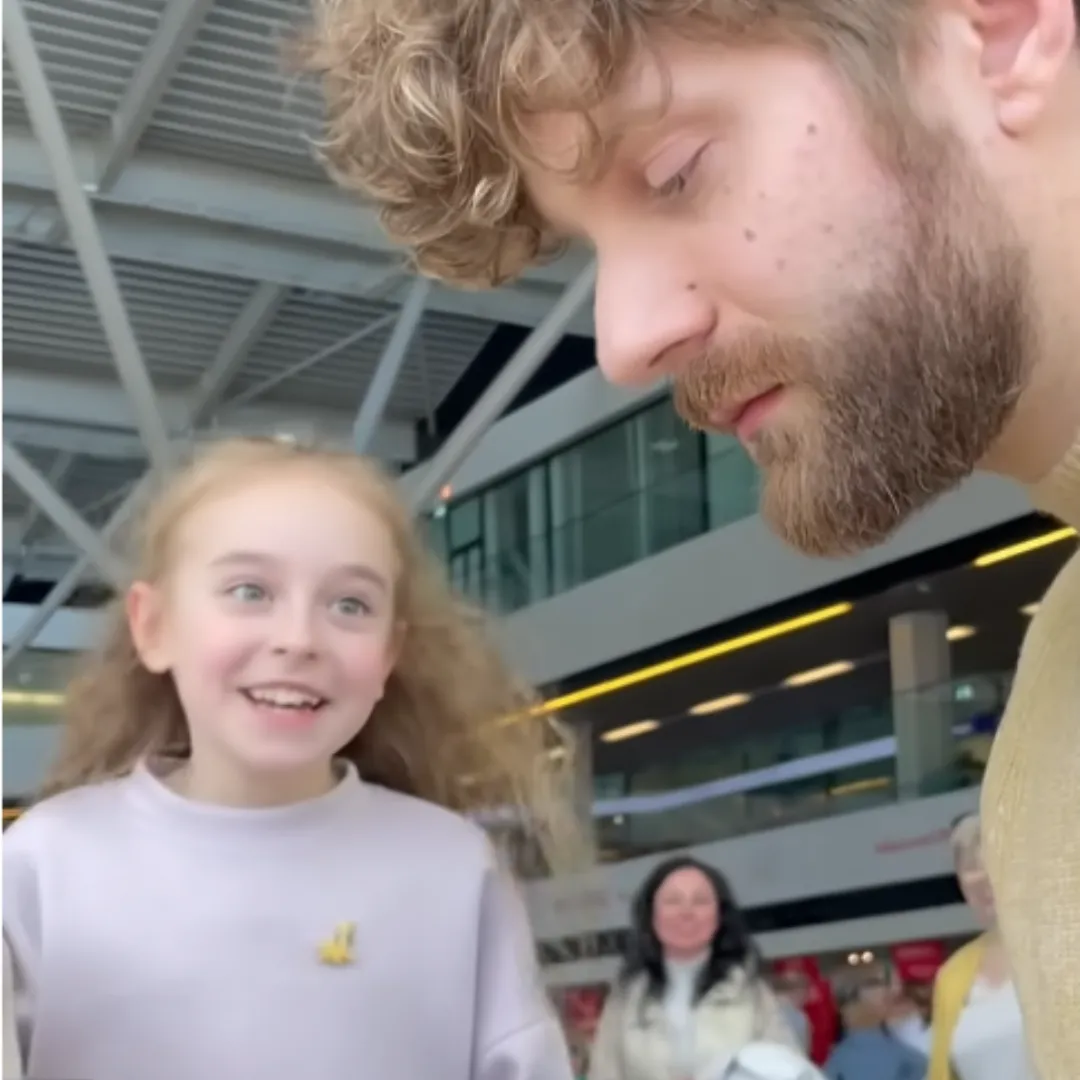 A Little Girl Asked for Let It Go at Warsaw Airport — Then Her Voice Nearly Brought the Pianist to Tears