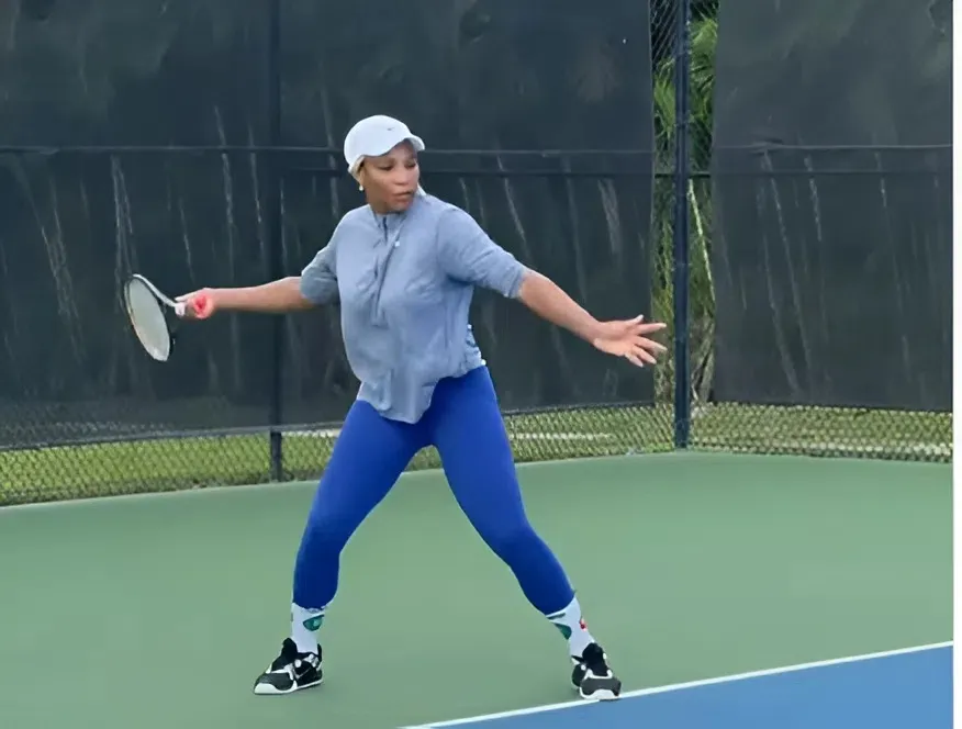Serena Williams returns to the tennis court, shows off slimmed down mom bod