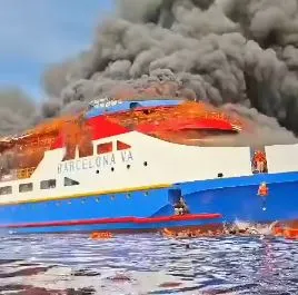 A ship carrying 280 passengers suddenly caught fire in the middle of the sea. 😥😥