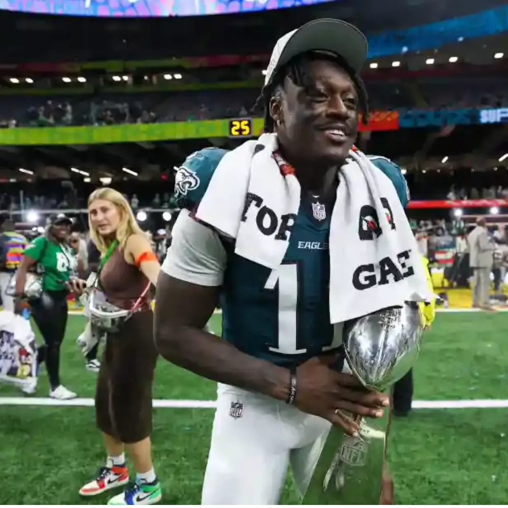 “I’ve got wings on my ring!” – A.J. Brown’s ecstatic reaction to receiving his Eagles Super Bowl ring goes viral as the All-Pro star shows off his championship bling with a hidden feature that stuns fans and seals his legacy in Philadelphia - suong