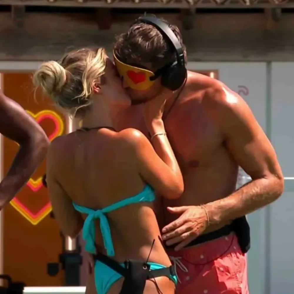 ‘Helena… it’s a kiss, not a choke challenge!’ — Love Island fans left stunned by one girl’s bizarre snogging technique in racy villa game as viewers call her moves ‘demon coded’ and slam her for grabbing every boy’s throat - suong