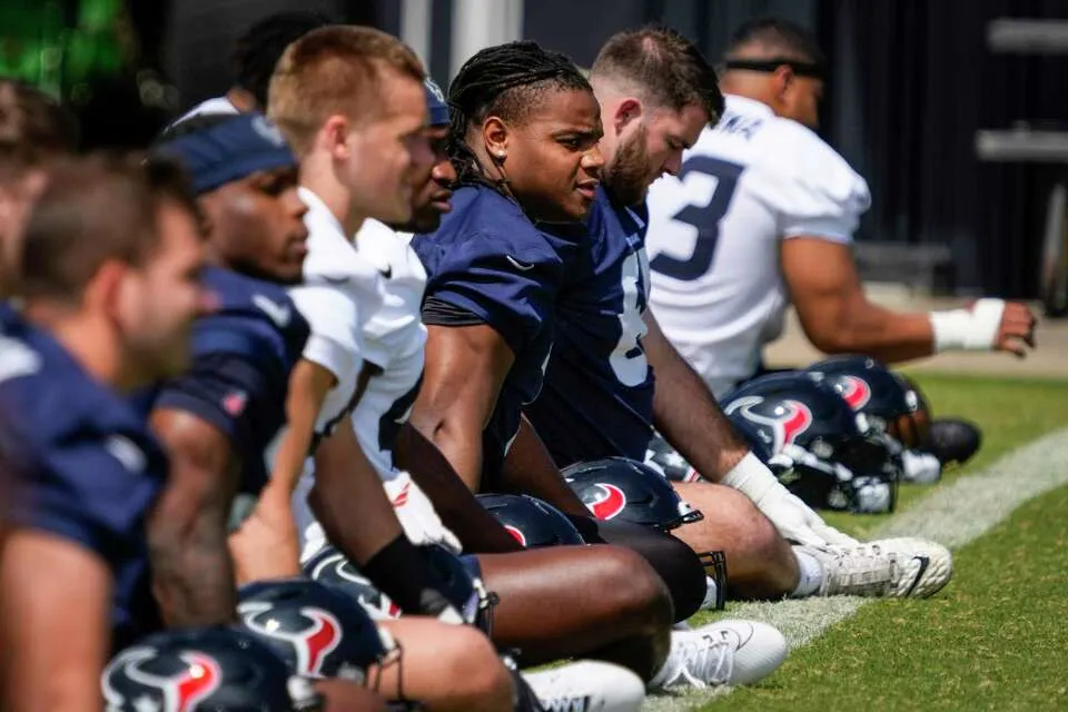 Texans Make Major Contract Move With Aireontae Ersery