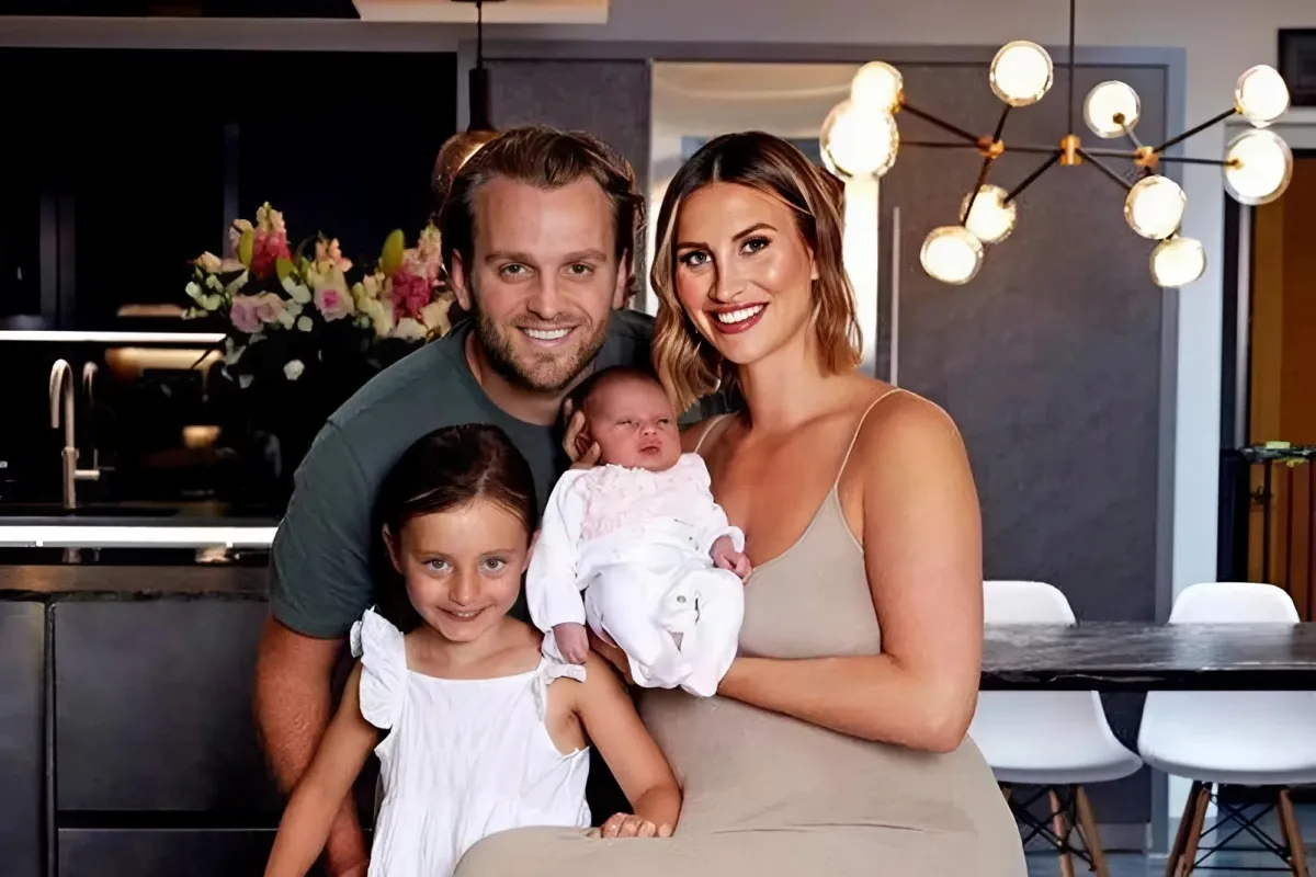 TOWIE's Ferne McCann hits back at trolls over publicly breastfeeding daughter ngocc