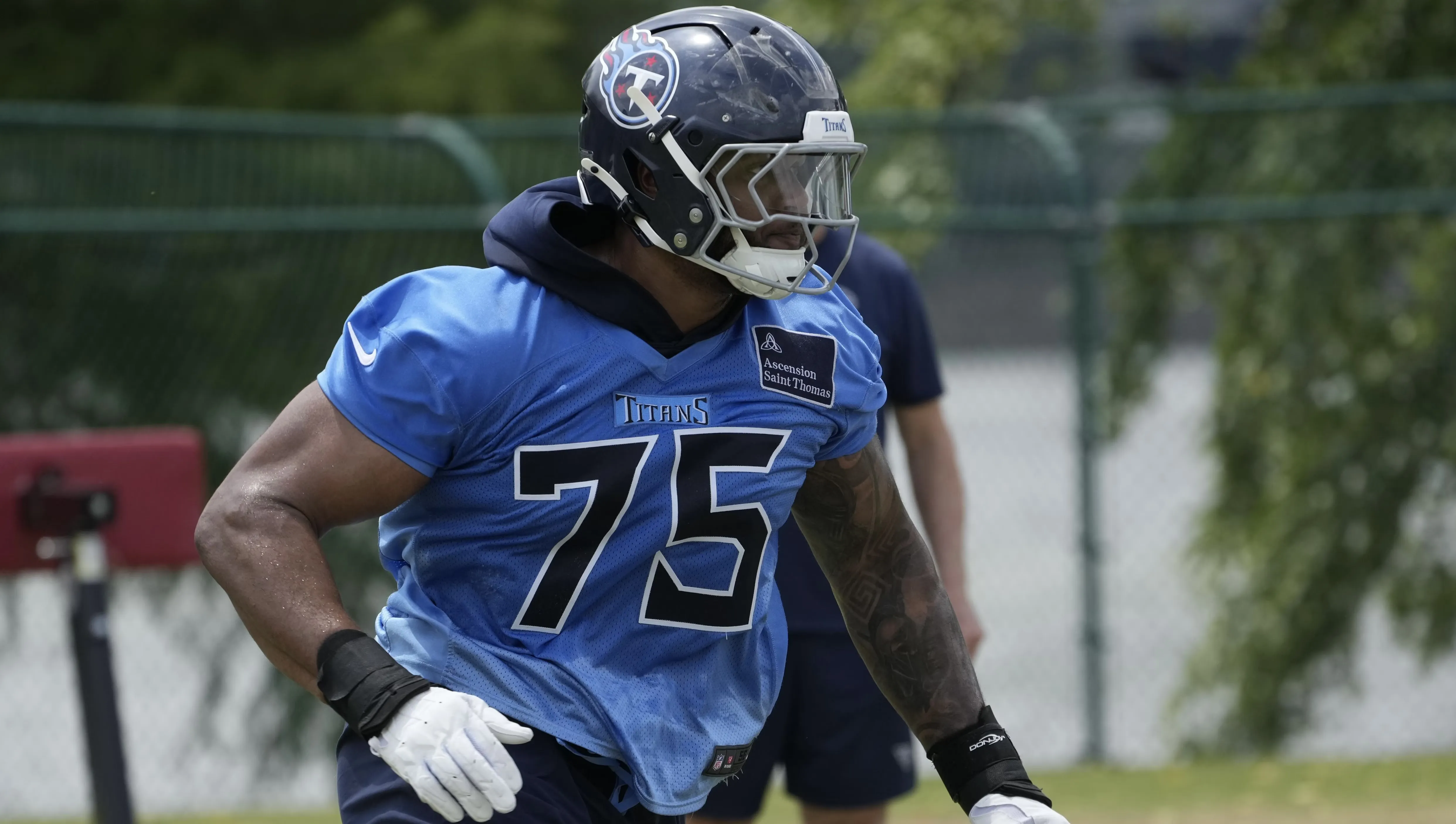 Titans rely on Dan Moore to shield rookie QB Cam Ward from Jaguars’ fierce pass rush led by Travon Walker
