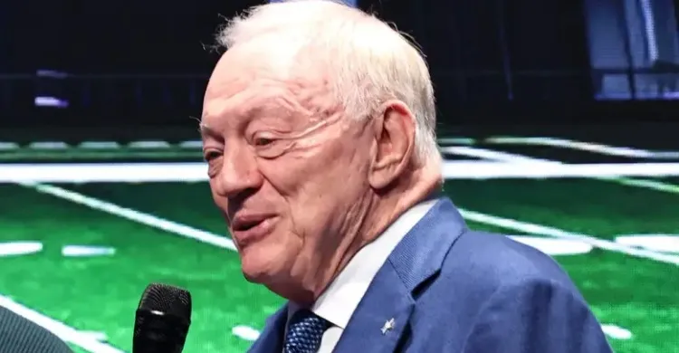 Cowboys Star Micah Parsons Takes Shot at Jerry Jones