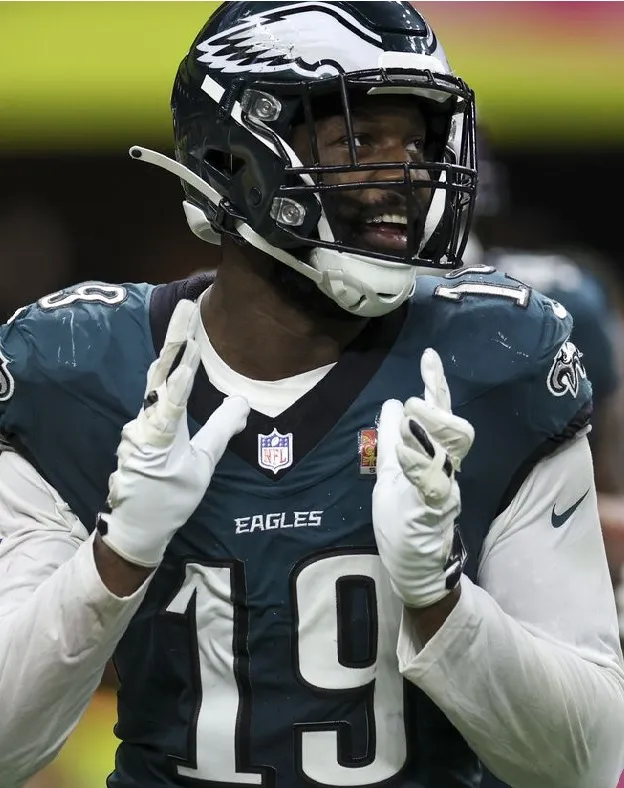 Eagles Sign 2 Players as Camp Begins, Including Super Bowl Champion Edge