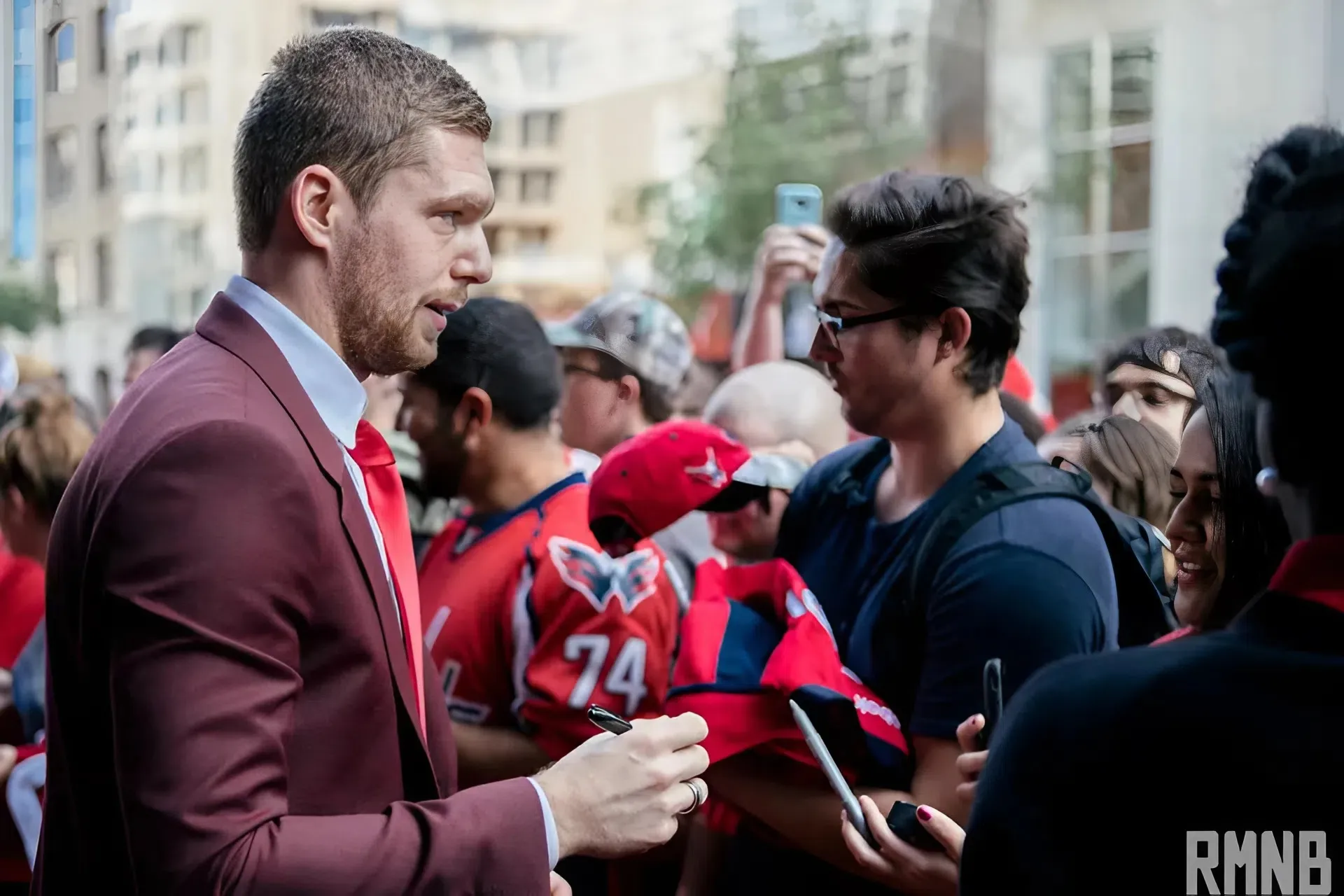 Evgeny Kuznetsov Joins John Carlson, Logan Thompson, and Al Iafrate for Public Autograph Event in Prince Frederick, MD trucc