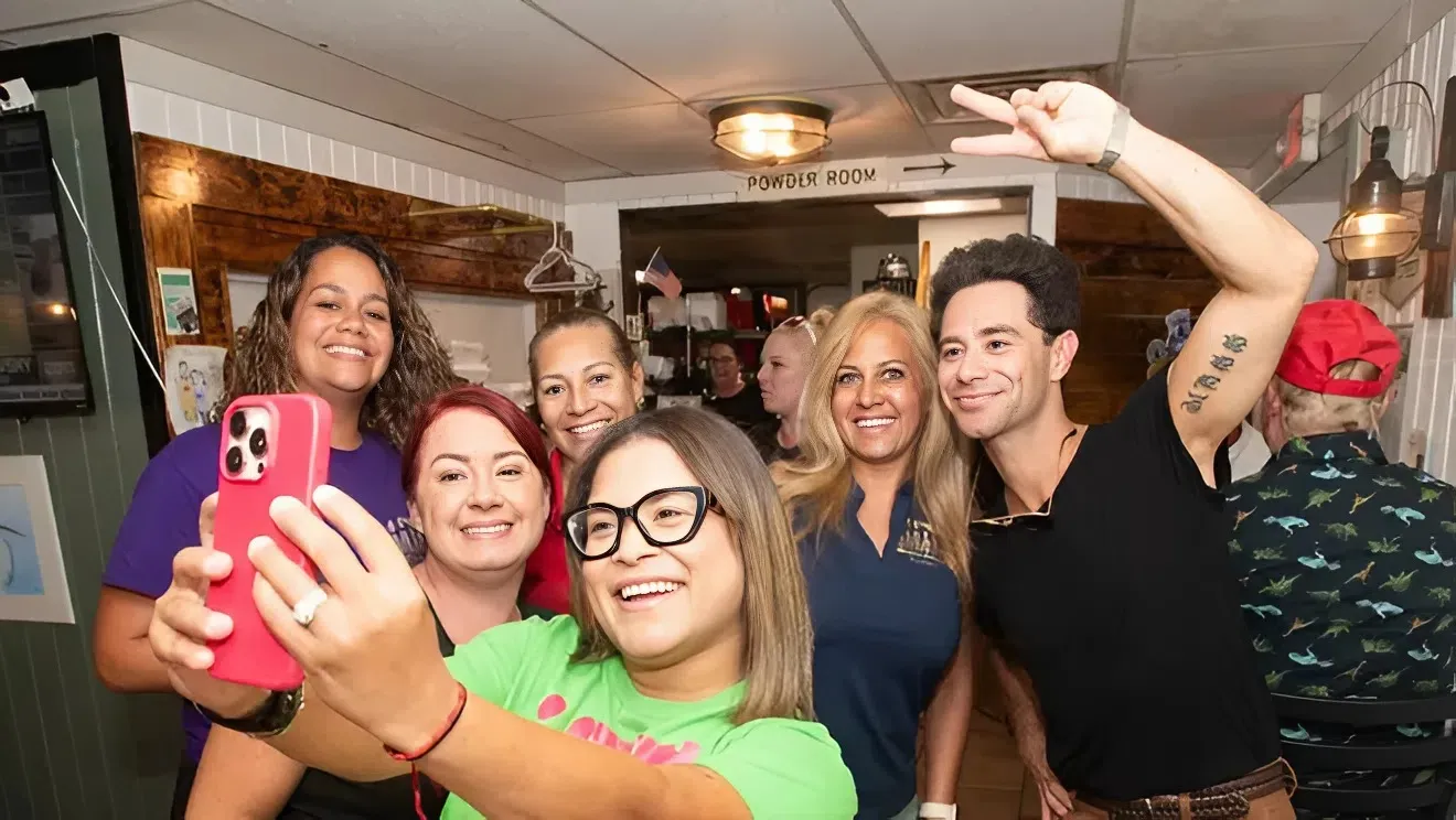 ‘Dancing with the Stars’ Pro Sasha Farber Spotted Enjoying Time with Fans on Pensacola Beach trucc