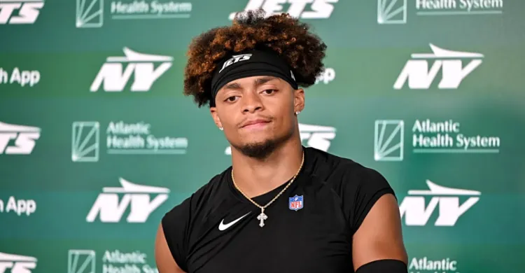 Jets' Aaron Glenn Offers Justin Fields Injury Update 'We're All Good'