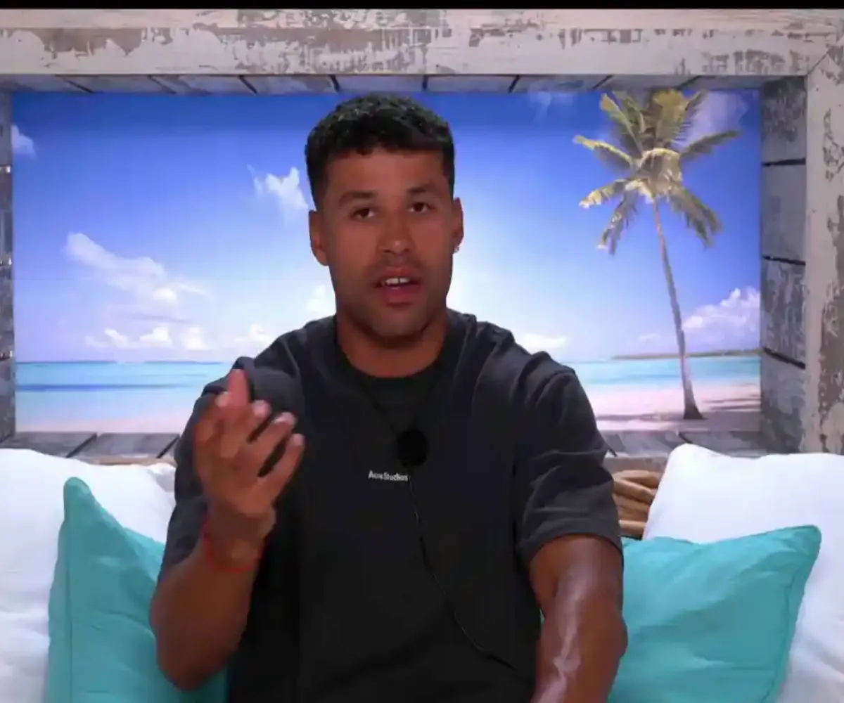 Love Island OGs enjoy steamy overnight stay in the Hideaway just hours after explosive villa split — pair ‘pick up right where they left off’ as sparks fly under the covers - suong