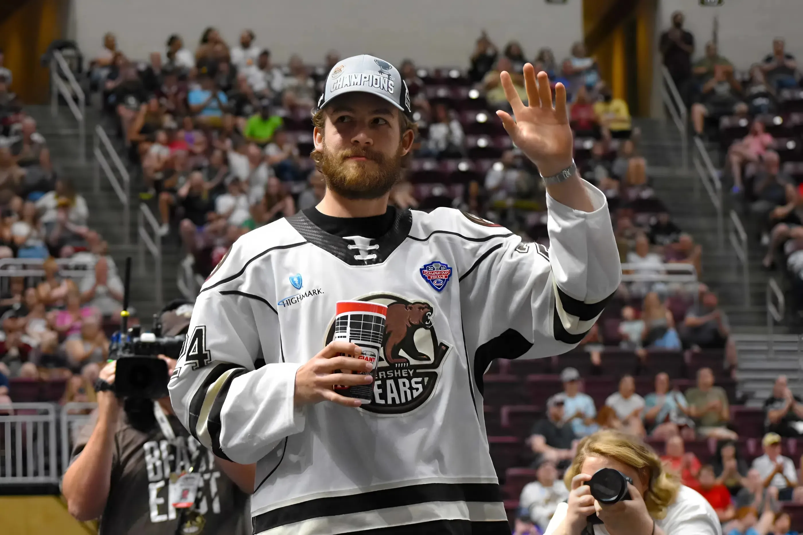 Riley Sutter Reportedly Signs with Kunlun Red Star in the KHL, Embarking on a New Chapter in His Hockey Career trucc
