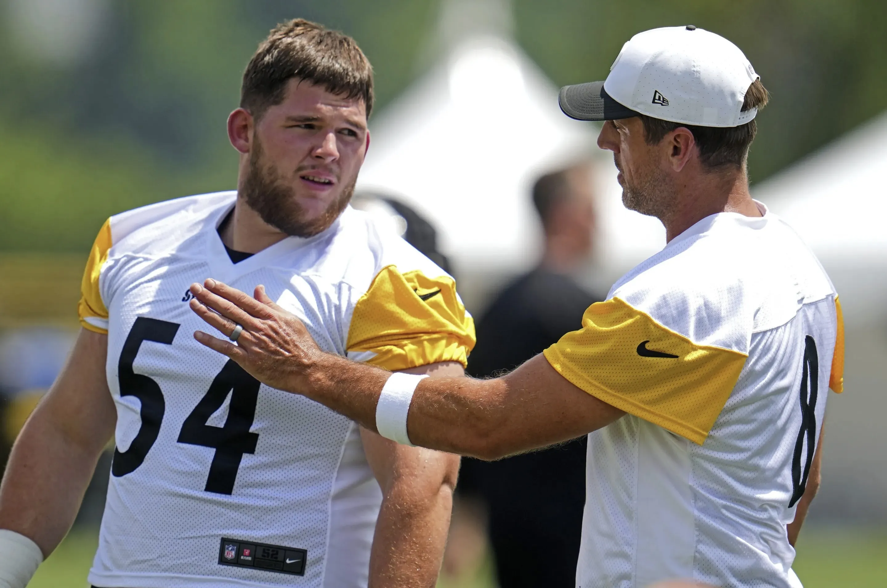 Zach Frazier Strongly Reacts to Botched Snaps With Aaron Rodgers in Camp
