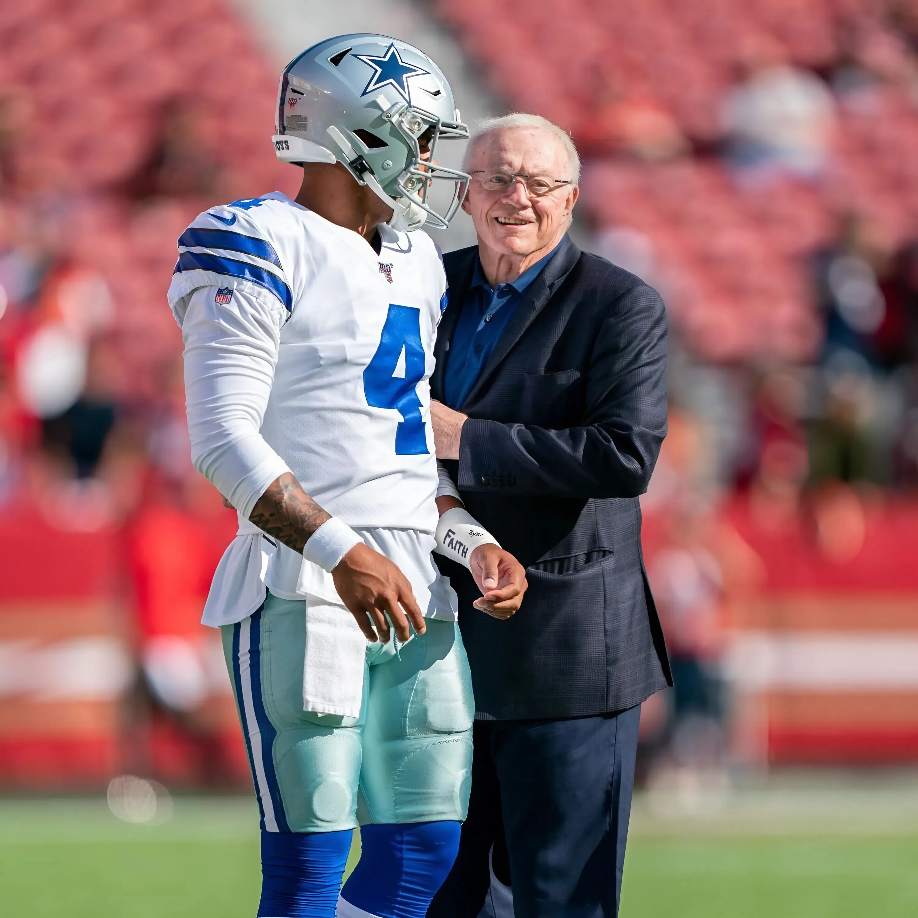 Cowboys fans scream at Jerry Jones to ‘pay’ Micah Parsons