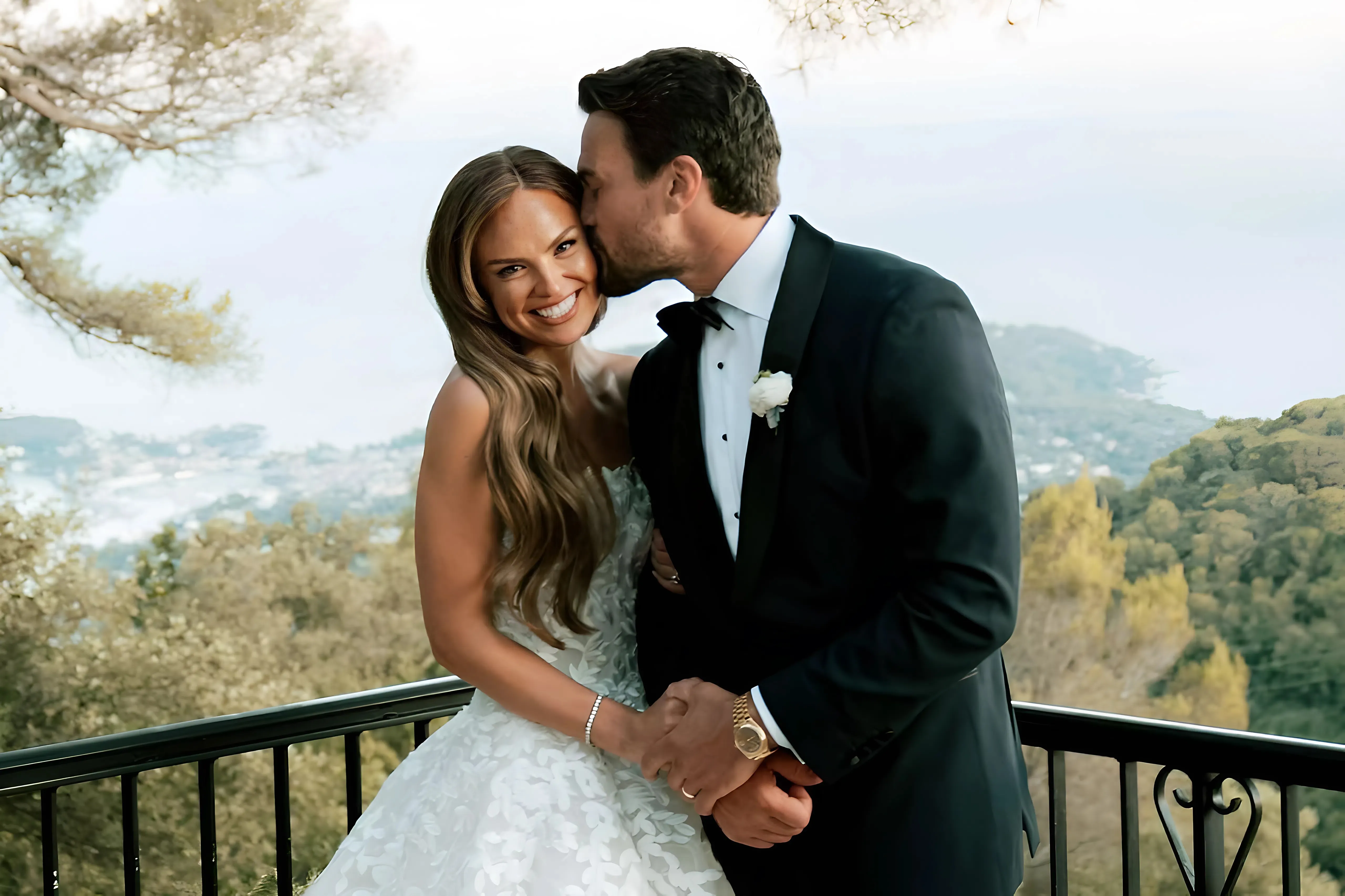 Bachelorette Star Hannah Brown Marries Adam Woolard in 'Classic' Coastal Wedding in France T