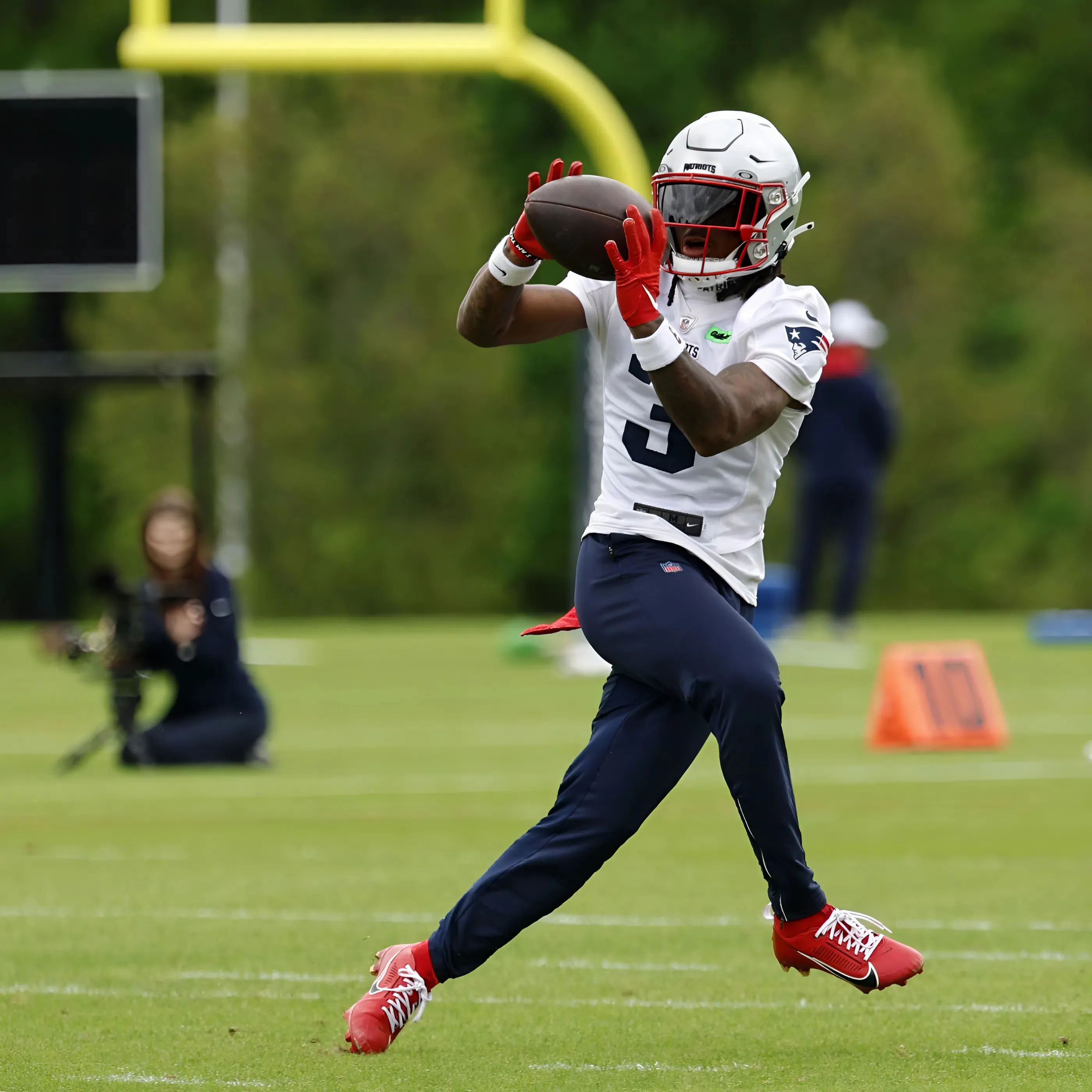 Patriots’ Starting Receivers Separate From Pack, Pop Douglas Steals Show