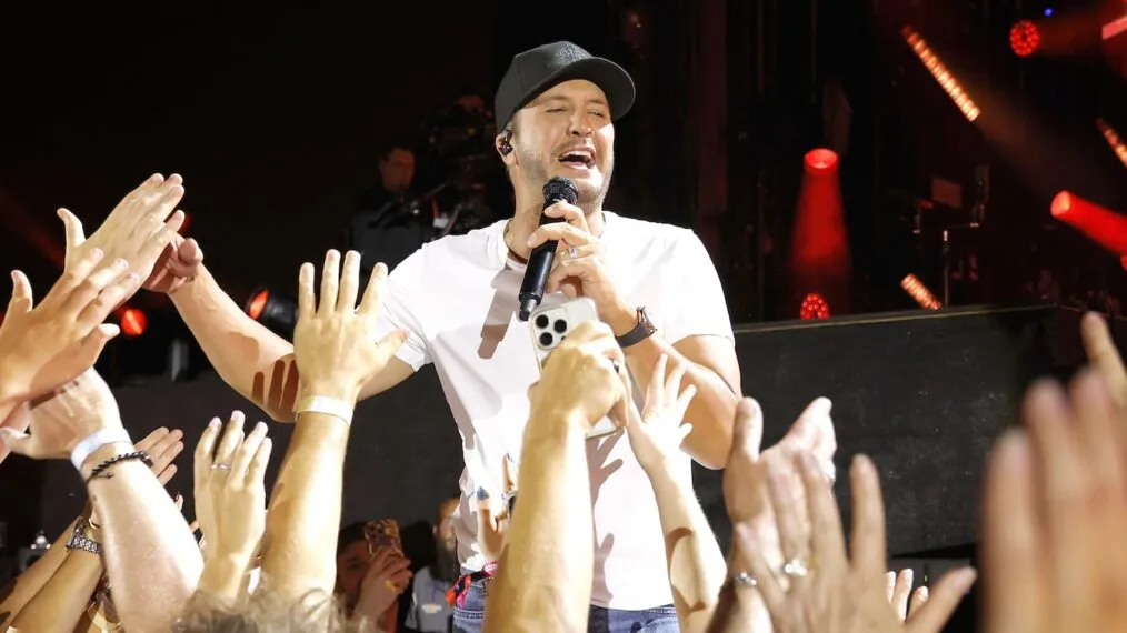 SHOCK AT THE FAIR: Luke Bryan Struck in the Face During North Dakota Concert — Fans Outraged, Sheriff Responds!