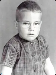 Guess who this boy who became one of the most famous actors around the world .🌍🎬 He wore glasses with very thick lenses and studied classical ballet for several years, a discipline that later earned him millions of dollars .💰💸. ⬇⬇⬇⬇⬇