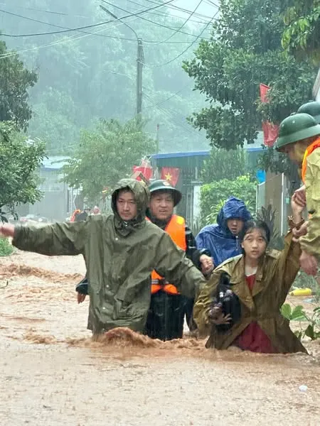 Cả nước đang hướng về Điện Biên: Khoảnh khắc lũ tới làm 12 người ch-ết và mất tích lúc rạng sáng -