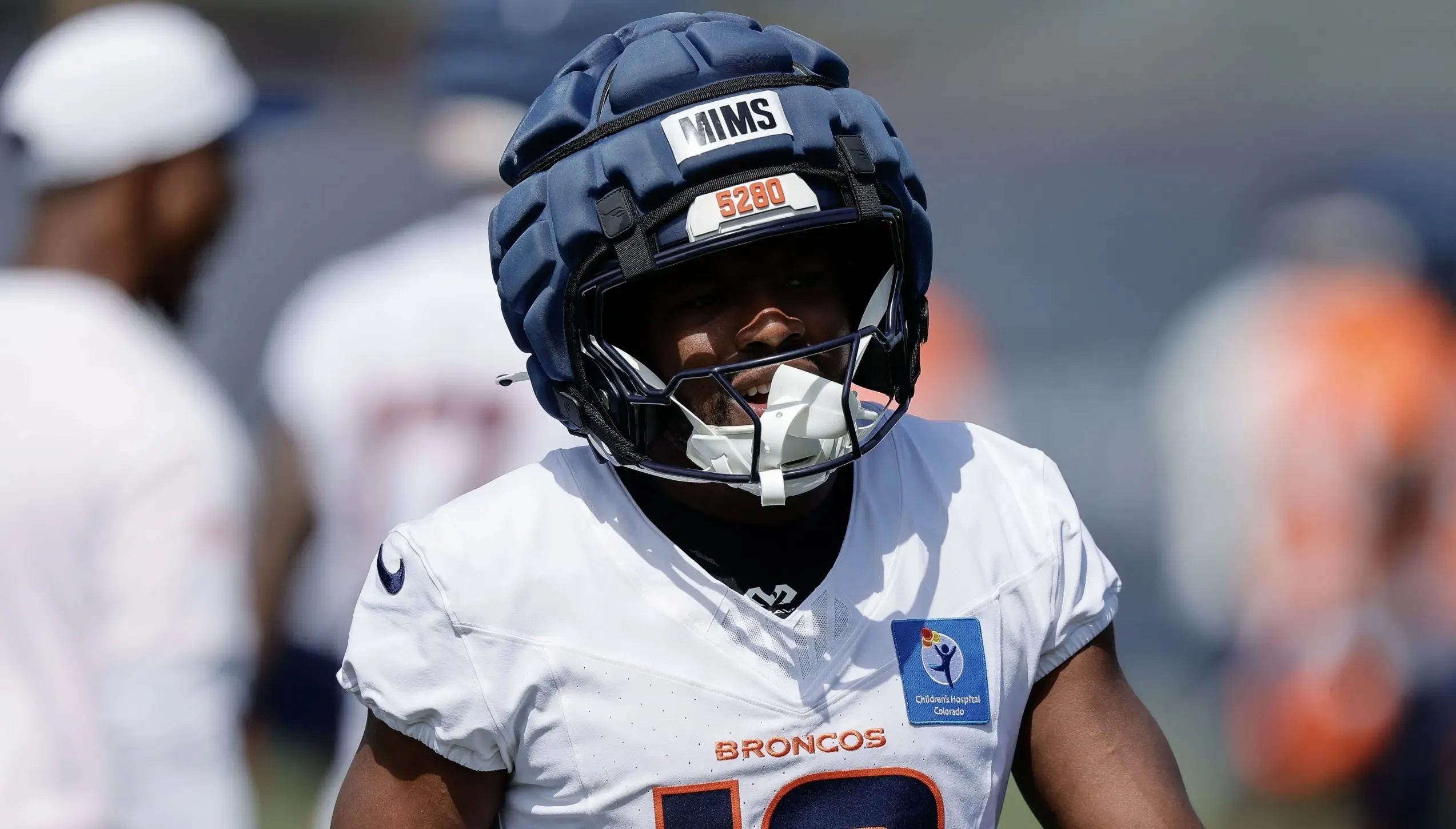 WR Marvin Mims Jr. of the Broncos criticized Malcolm Roach in the locker room WR Marvin Mims Jr. of the Broncos criticized Malcolm Roach in the locker room