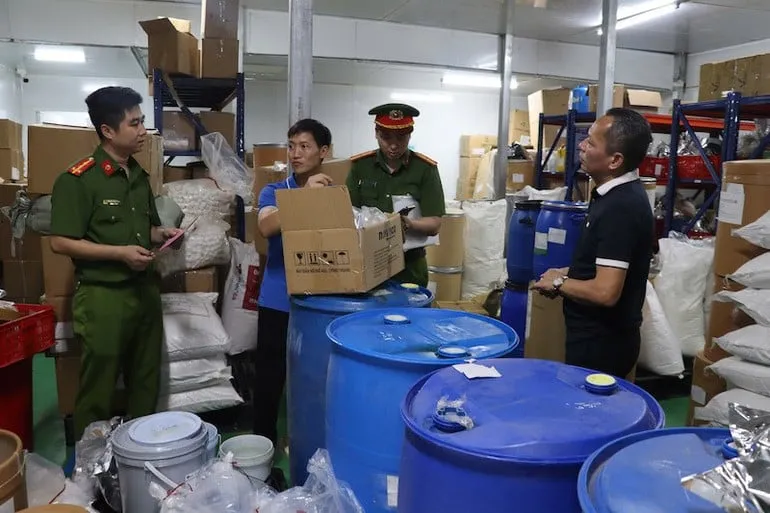 Triệt phá đường dây sản xuất, buôn bán thực phẩm chức năng giả quy mô lớn, 2 giám đốc bị khởi tố Triệt phá đường dây sản xuất, buôn bán thực phẩm chức năng giả quy mô lớn, 2 giám đốc bị khởi tố