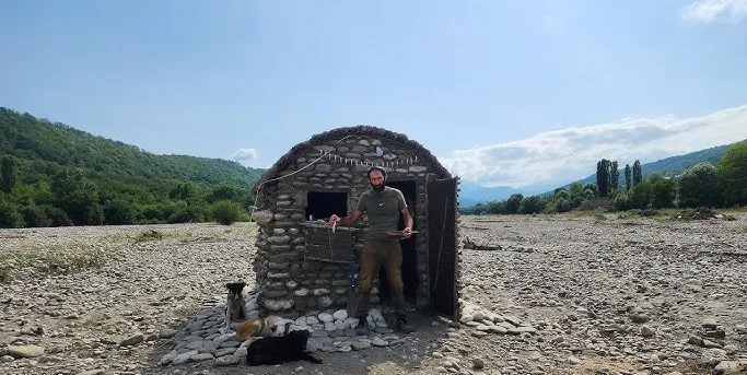 I built a hut very far away into the rivers and lived there for 1 month 14 days with his dogs