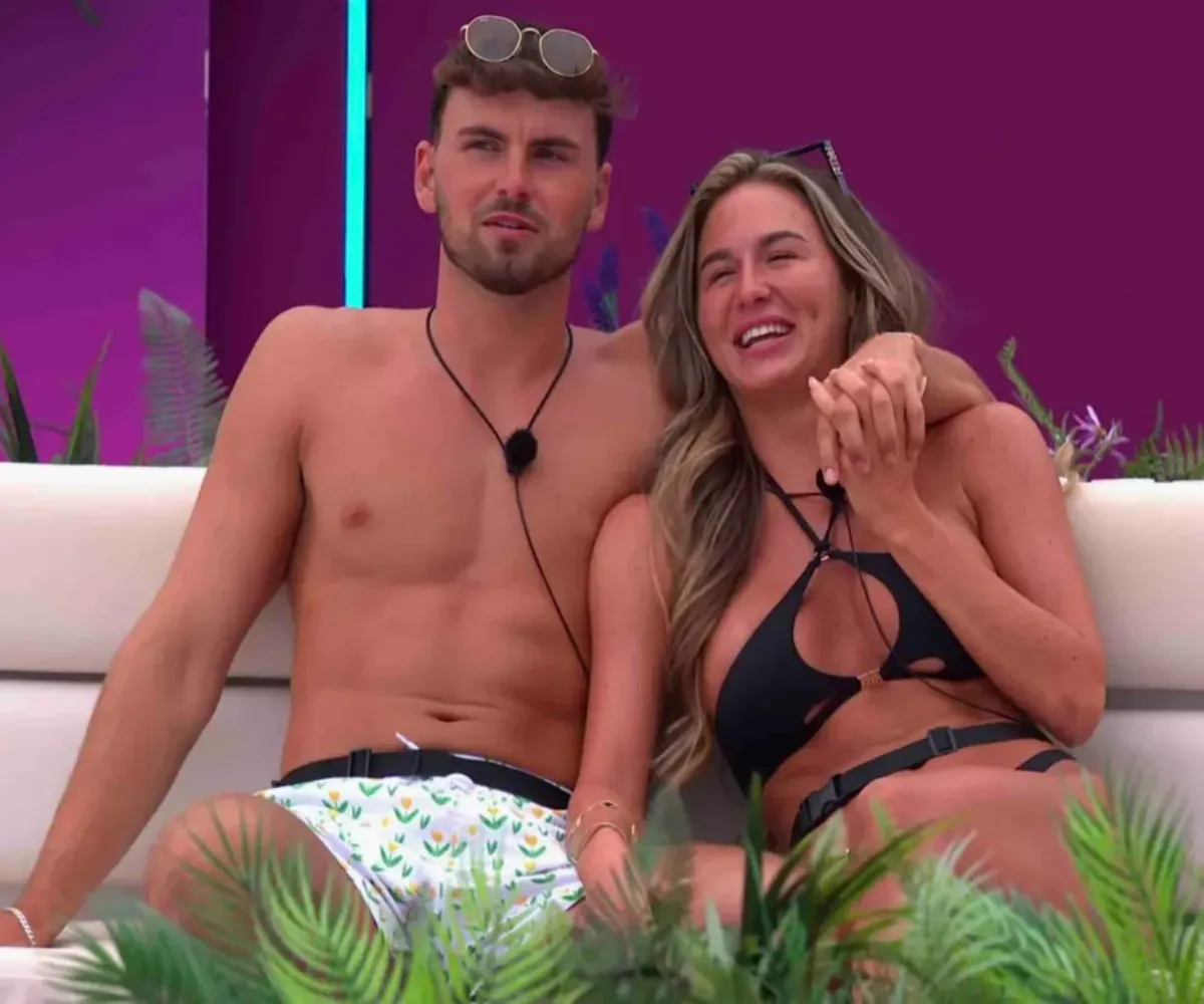 ‘She’s playing the game’ — Love Island fans convinced one couple won’t last as they claim stunning villa star’s romance is all part of a ‘carefully crafted gameplan’ after spotting distant reaction to boyfriend’s move and clues in... - suong