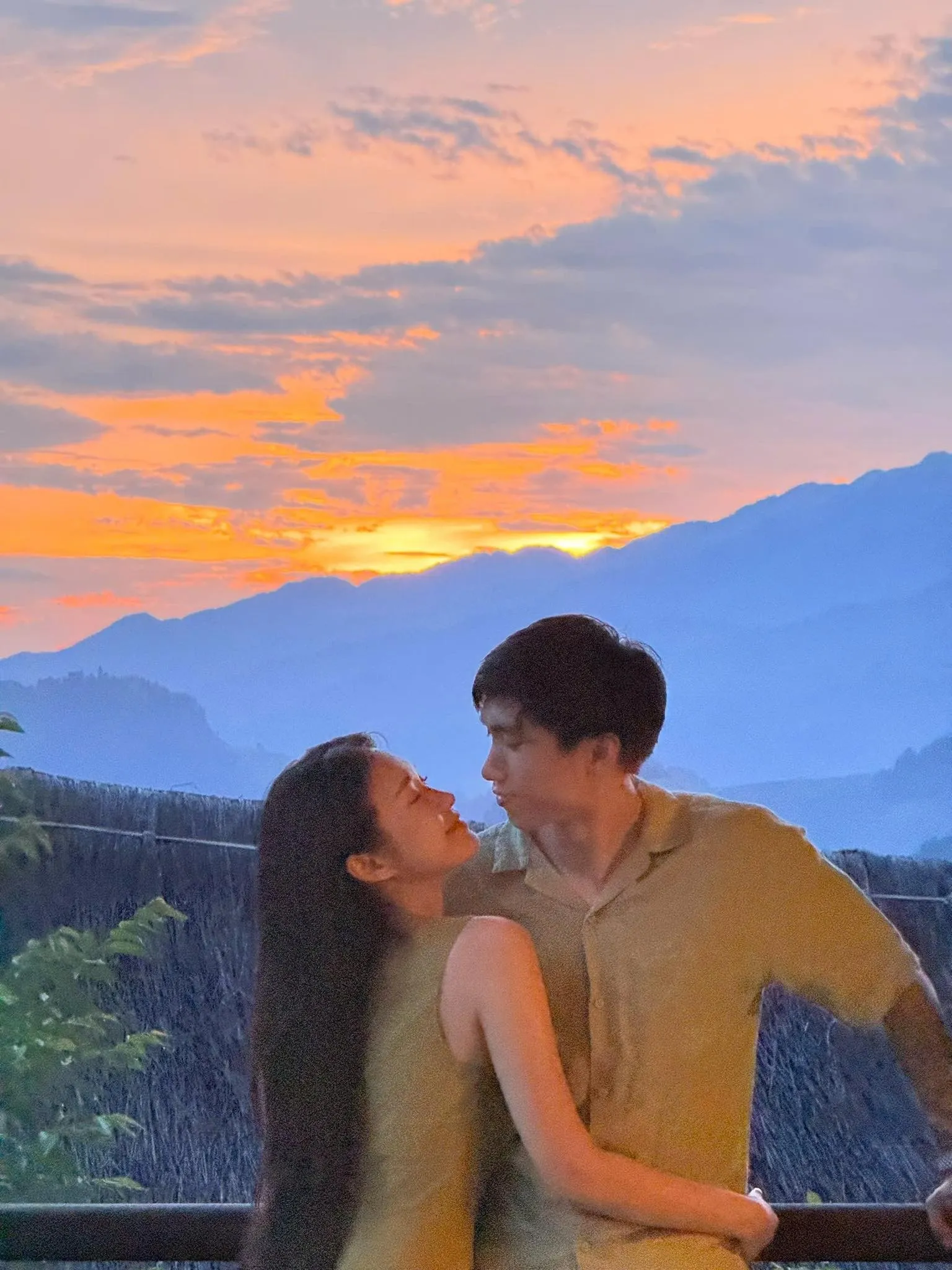 Cả nước đỏ mặt nhìn vợ chồng Đoàn Văn Hậu – Doãn Hải My tình tứ ngày đón tin vui…