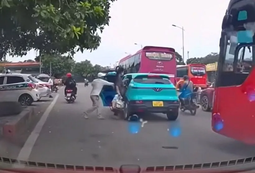 Vụ nhóm người chặn taxi công nghệ đón khách, đuổi người phụ nữ bế con nhỏ ra khỏi xe: Công an vào cuộc