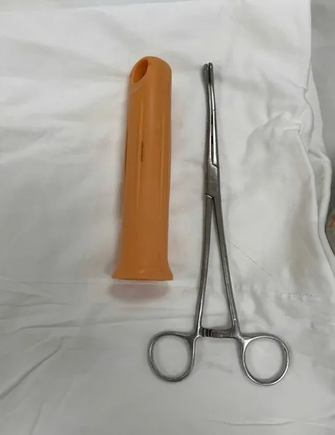 Cấp cứu nam bệnh nhân bị kẹt cán cây lau nhà trong hậu môn