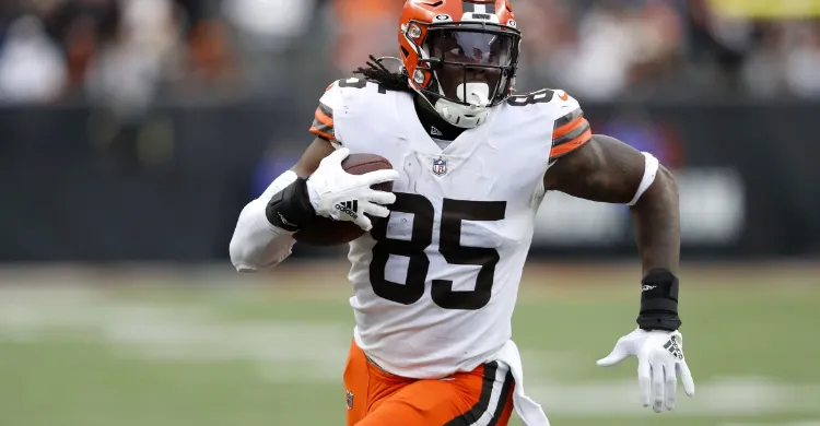 What’s Going On with David Njoku? Browns TE Sparks Speculation After Mysterious Camp Behavior