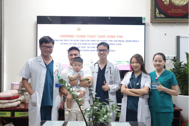 Quý tử nhà Quang Hải 1t đã đi làm từ thiện 350 triệu cho bệnh nhi nghèo