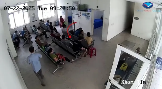 Video bác sĩ ép tim trước cửa phòng khám cứu người đàn ông bất ngờ ngừng tim tại viện