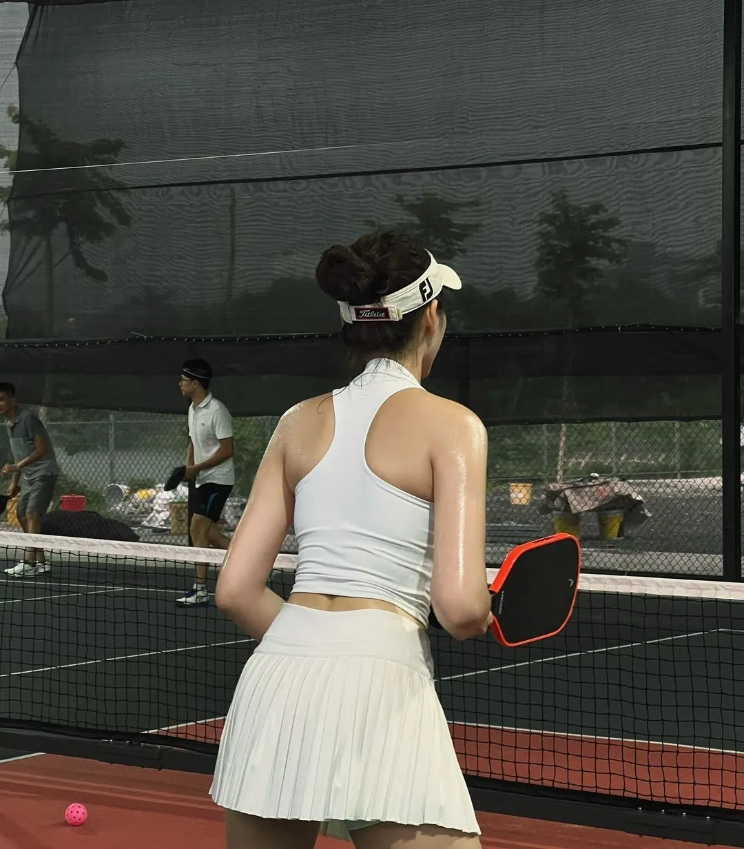 Đem cả vàng đi bán để mua đồ tập pickleball