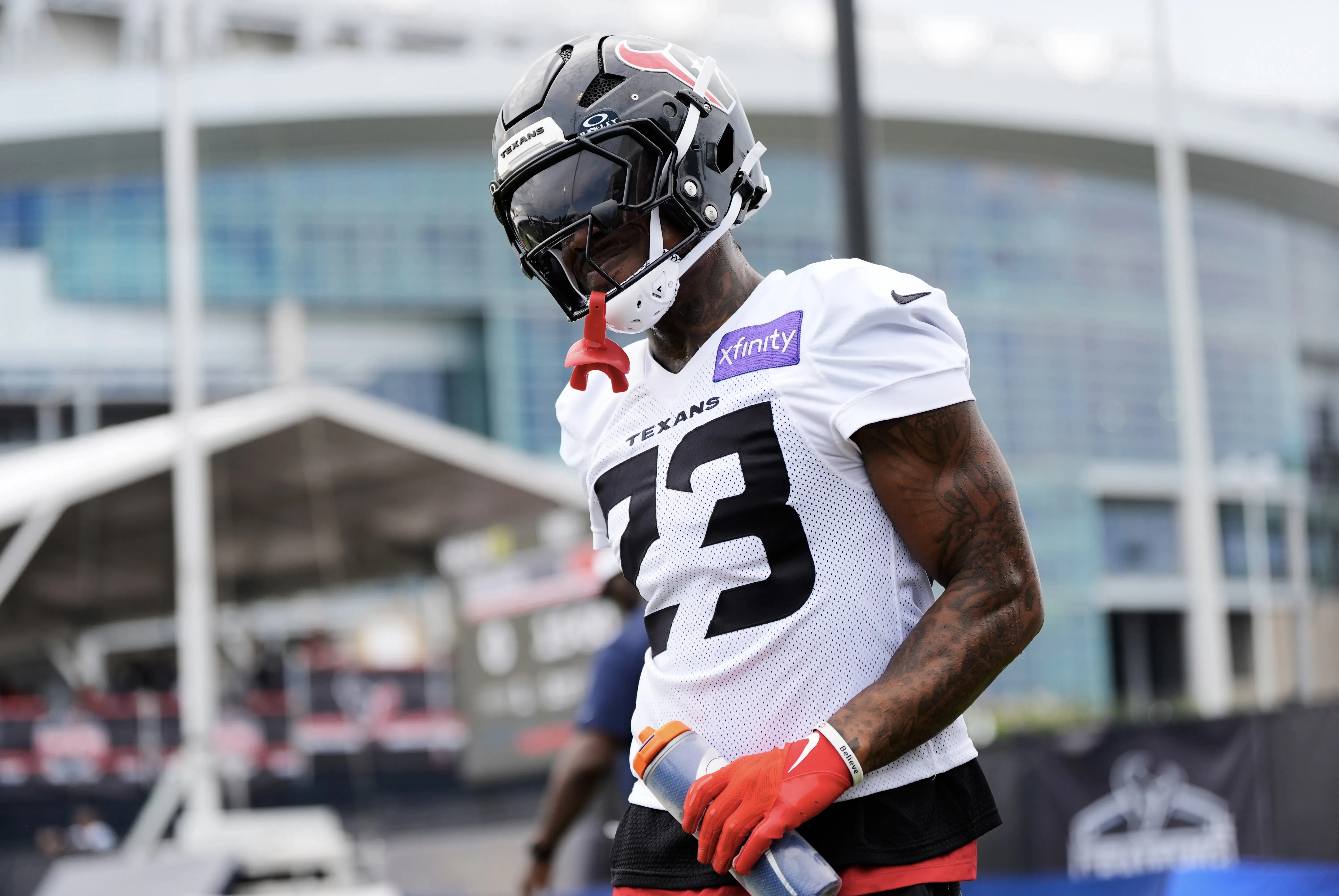 Both players involved in the Eagles' trade with the Texans seemed cursed on Thursday