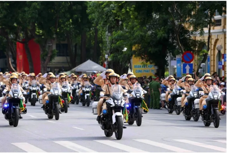 Cả nước bất ngờ danh tính ‘n:.ữ q:.u:.á:.i n:.áo l:.oạn Hồ Gươm’ sáng nay: Hóa ra chị xinh đẹp giỏi giang cỡ này
