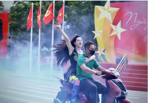 Ai cũng ngỡ ngàng khi biết danh tính thực sự của “nữ quái” làm náo loạn phố Hồ Gươm sáng nay