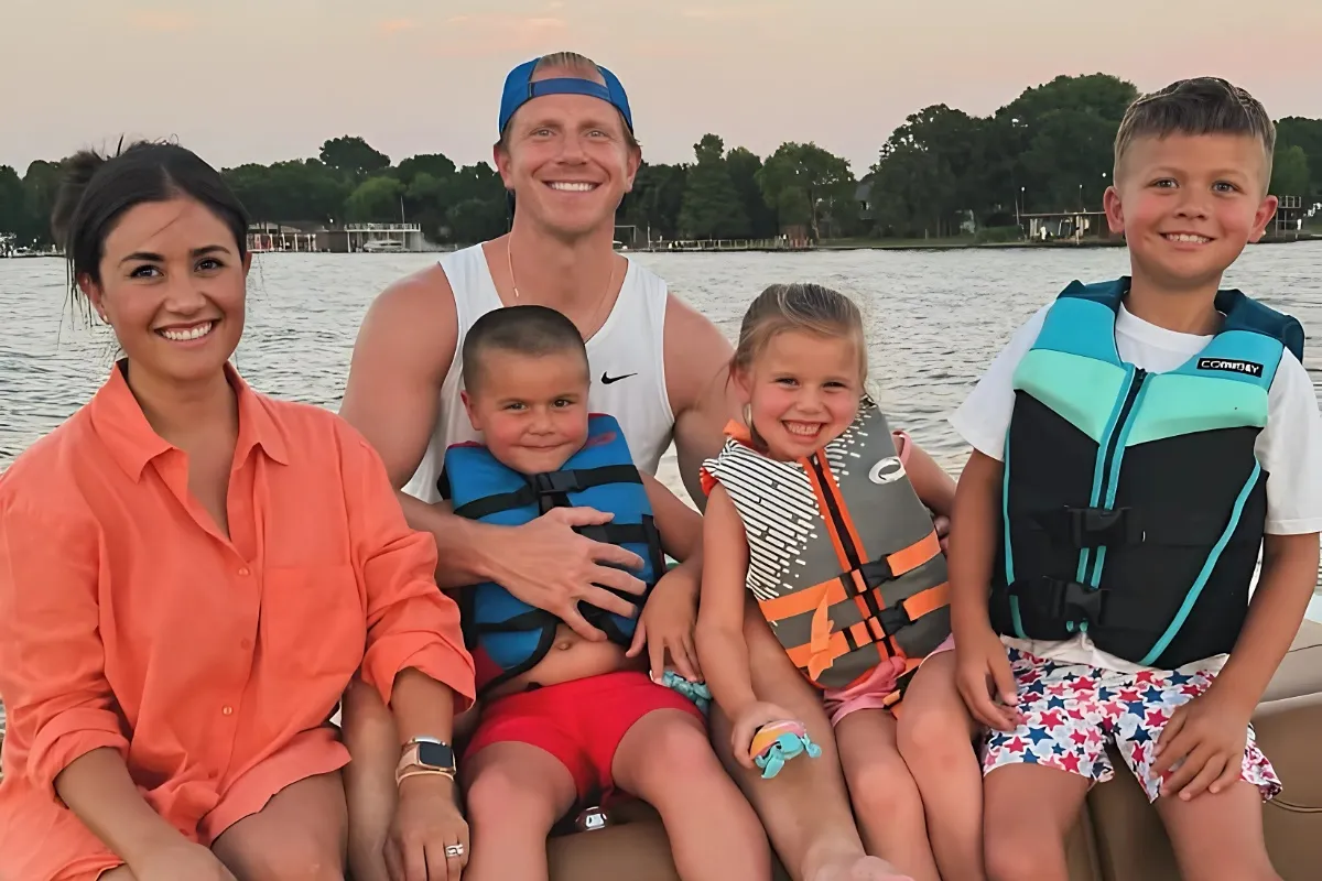 Sean Lowe and His Kids Get Stranded on Side of the Road in 104° Heat: ‘Van Broke Down’ tram