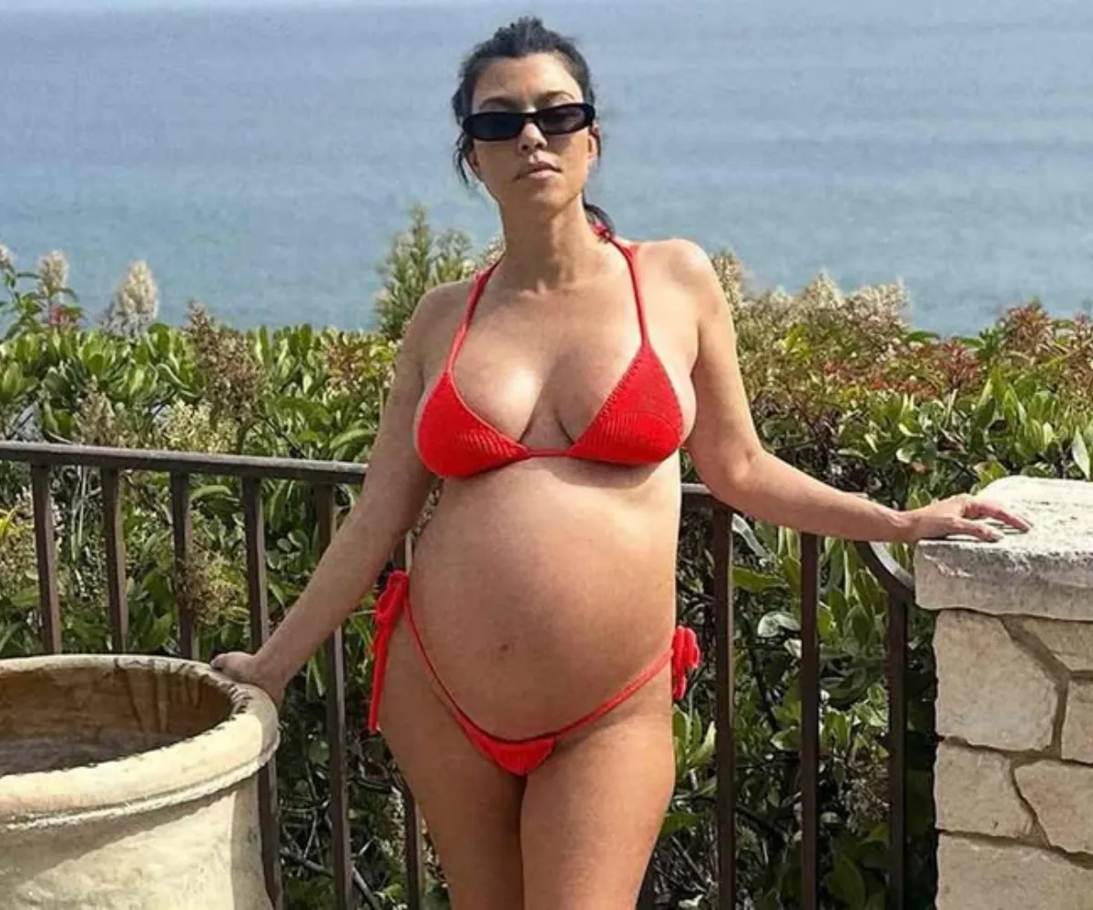 #BreakingNews 💖 It’s Official! Kourtney Kardashian Shares Pregnancy News — All the Details in Comments - suong
