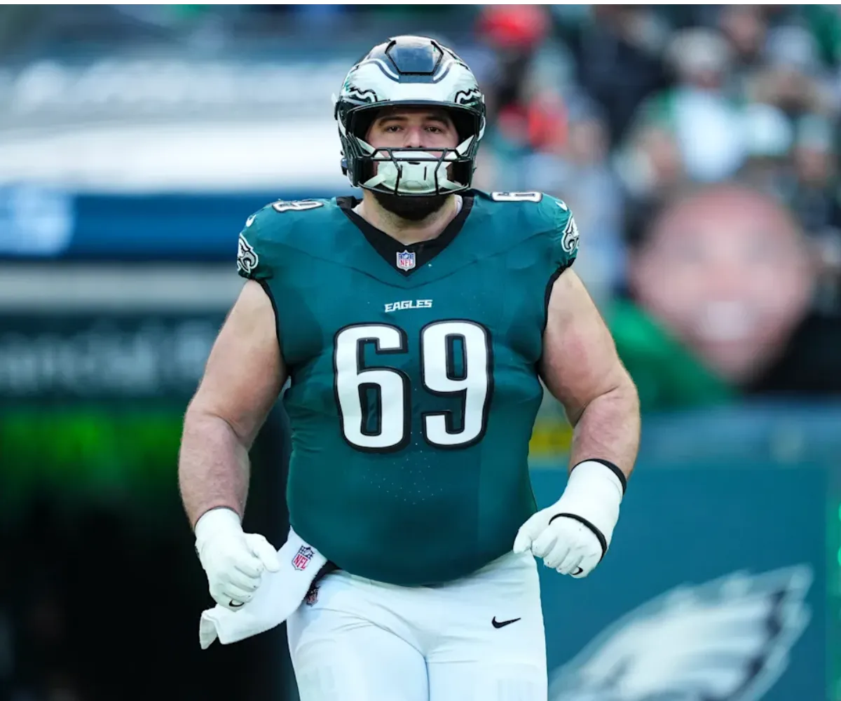Eagles rocked by injury scare to $84M Pro Bowler Landon Dickerson as fans fear worst after star lineman is carted off practice field unable to put weight on leg - suong
