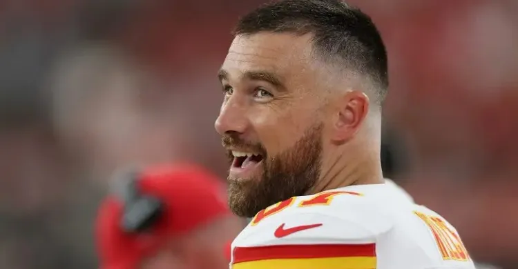 Travis Kelce’s Behavior on Chiefs’ Sideline Turns Heads