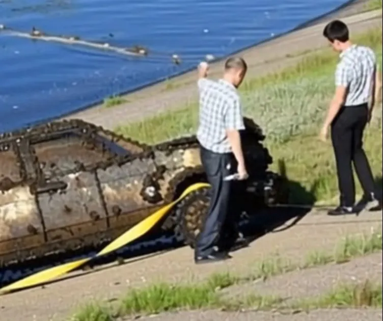 He Accidentally Found A Car At The Bottom Of The River And Called The Police. When They Arrived, The Police Were Horrified And Shocked He Accidentally Found A Car At The Bottom Of The River And Called The Police. When They Arrived, The Police Were Horrified And Shocked