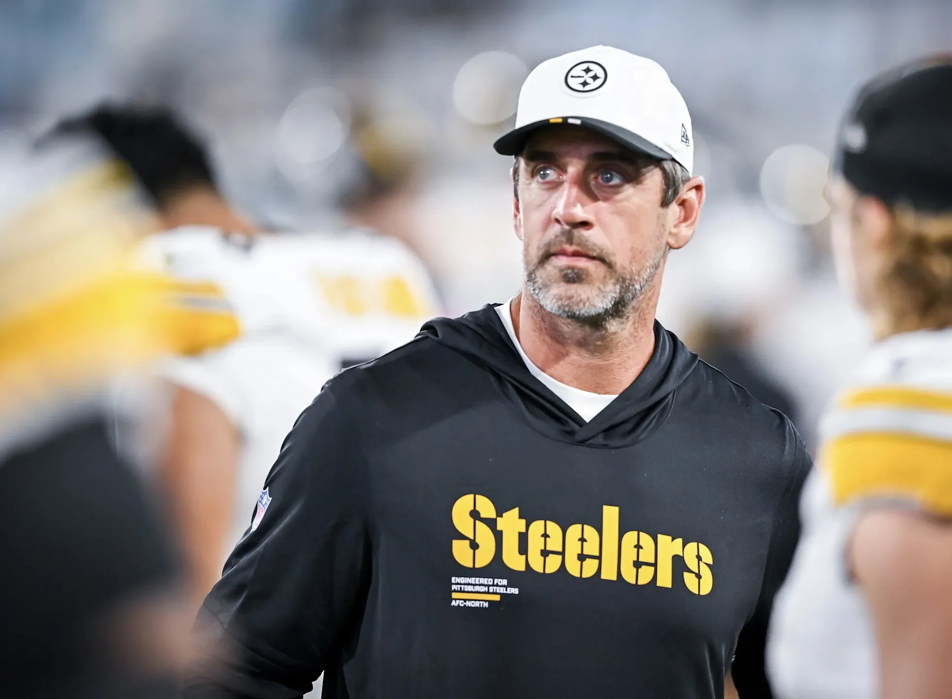 Mike Tomlin “throws fuel on the fire” in the Aaron Rodgers vs. Ryan Clark saga: A verbal hit that shakes the entire NFL!
