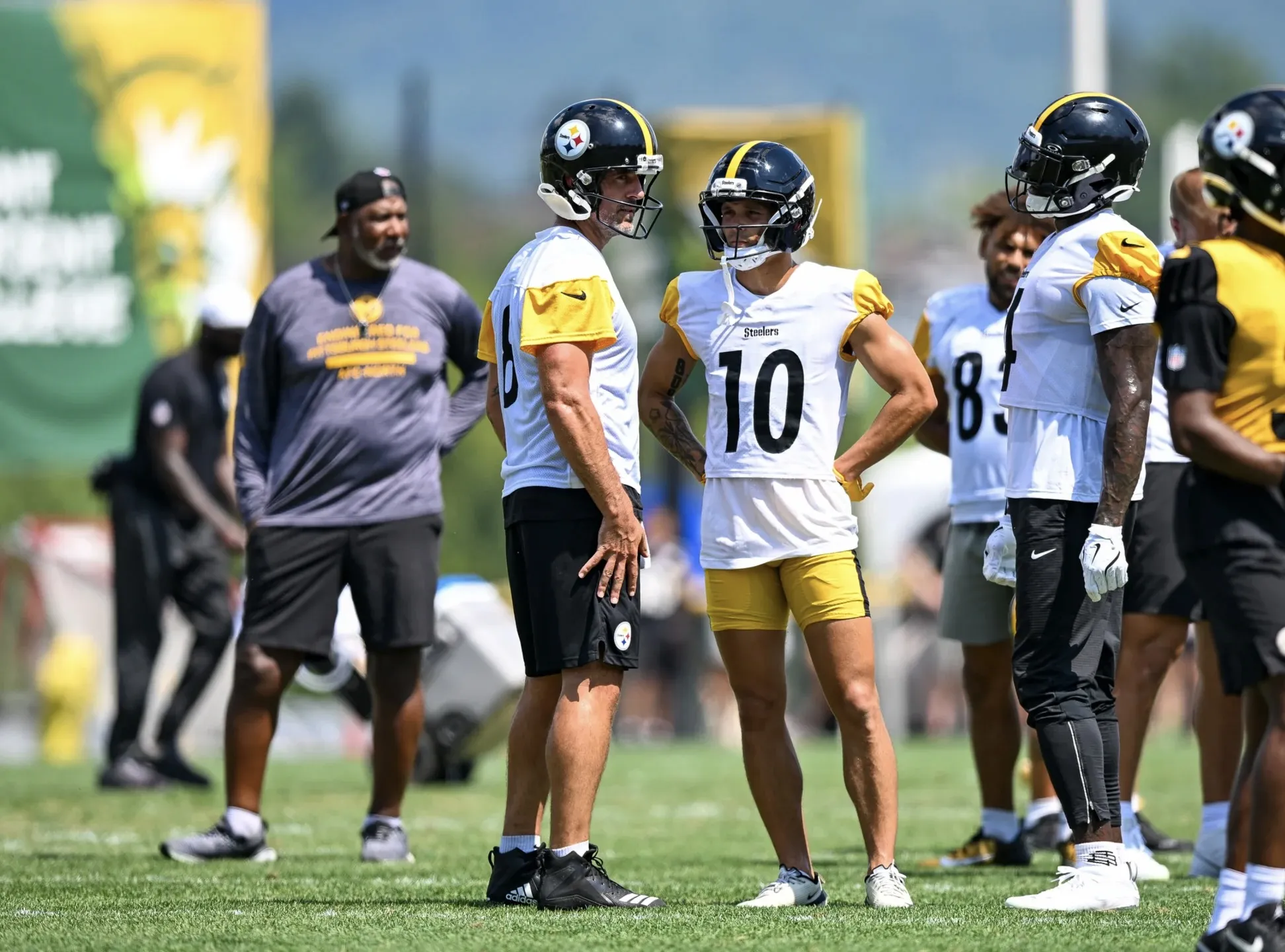 Aaron Rodgers Wakes Up the Steelers: "He’s a Genius on the Field"