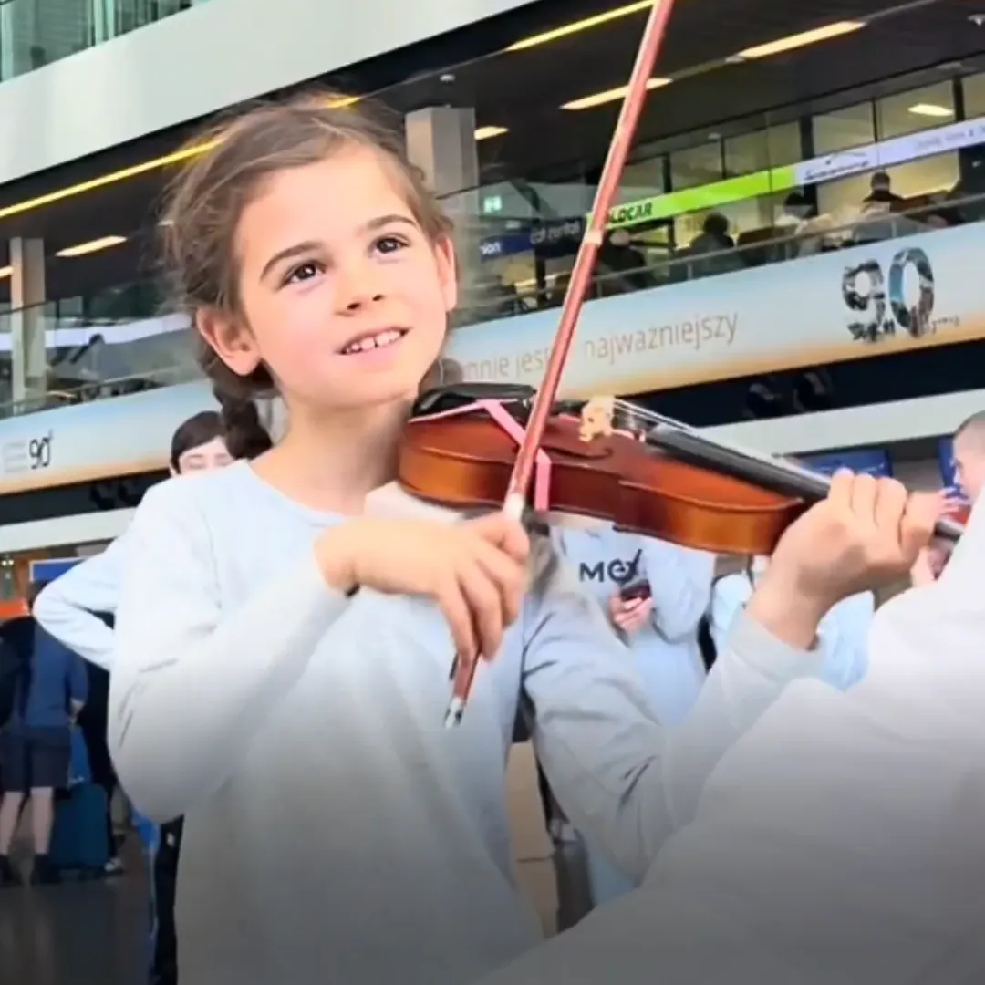 5-Year-Old Violinist Shocks Airport Crowd with Stunning 'Interstellar' Performance